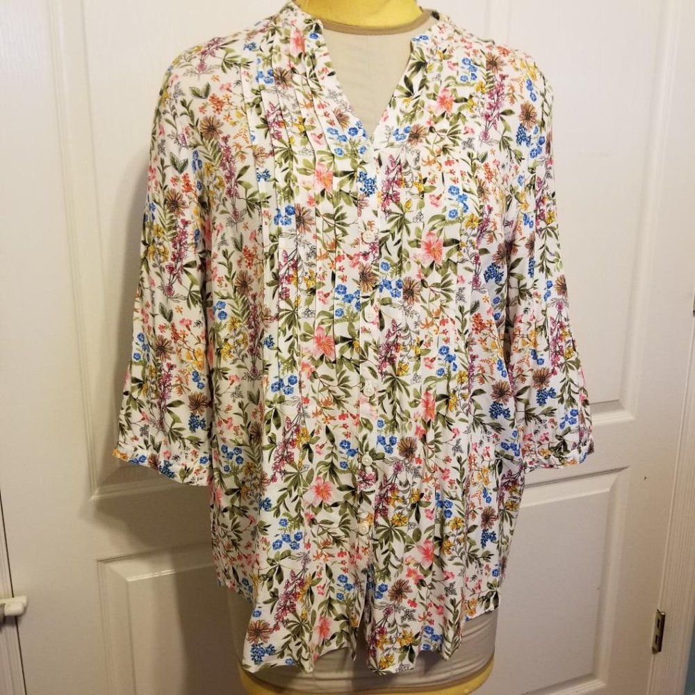 NWOT  Beautiful Floral Pin Pleated Blouse